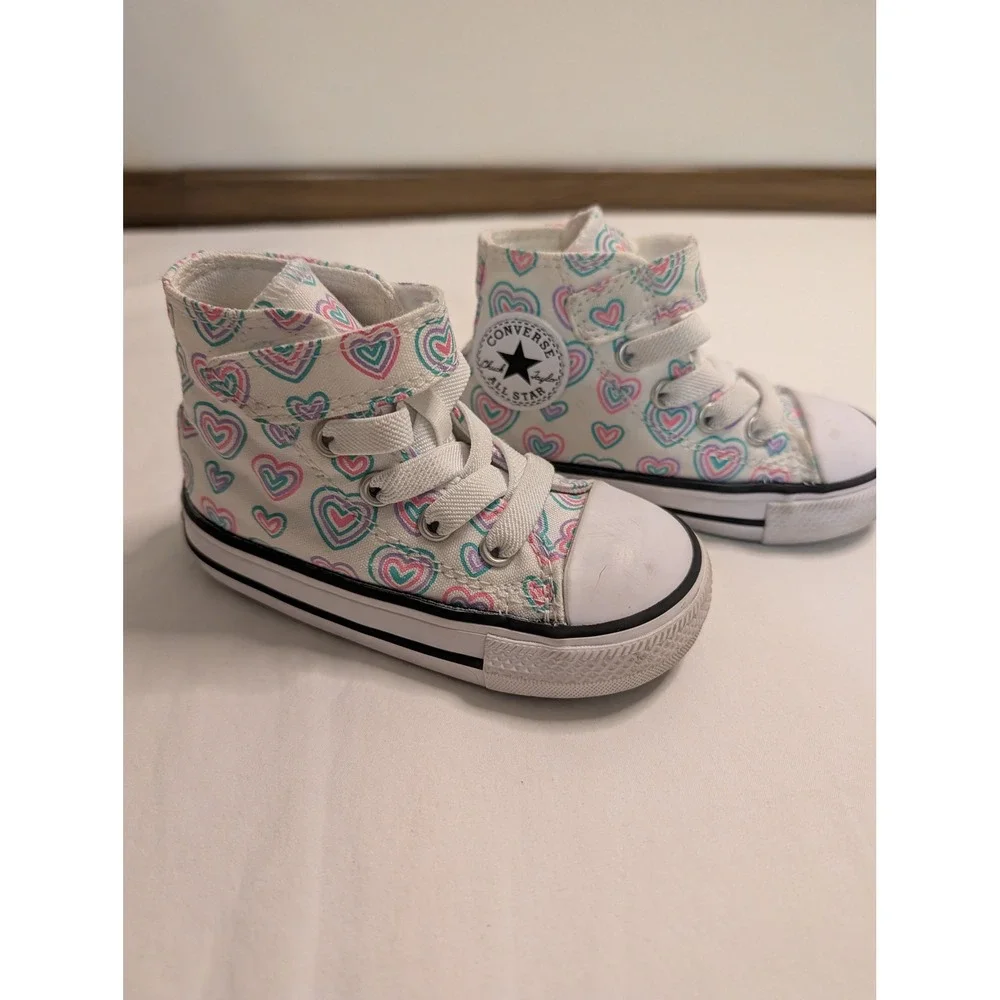 Converse Chuck Taylor All Star Infant Size 5 High Top Heart Print Sneakers White